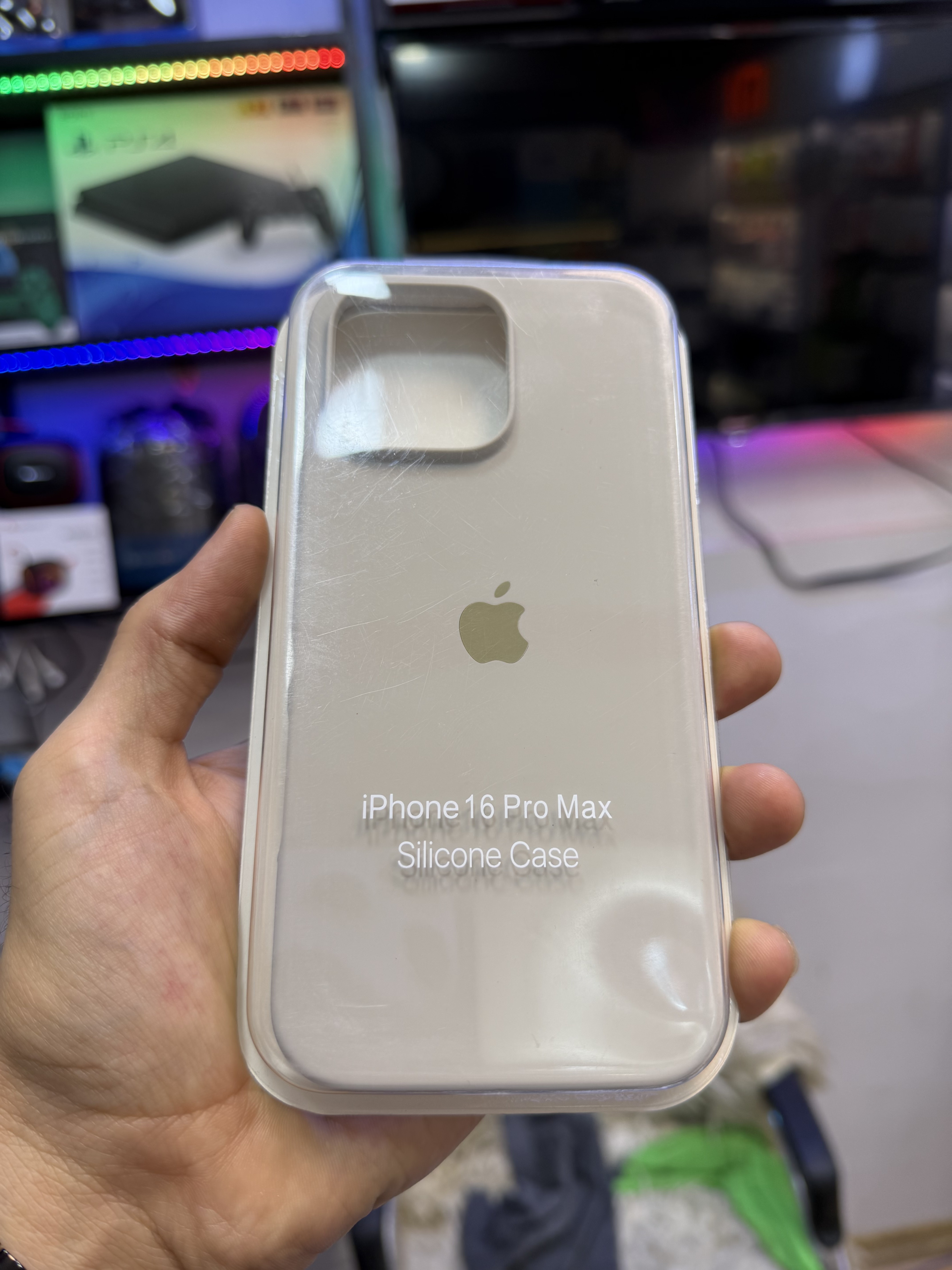 قاب محافظ سیلیکونی اورجینال ایفون 16پرو مکس رنگ خاکی روشن ضمانت اصلی 16promax